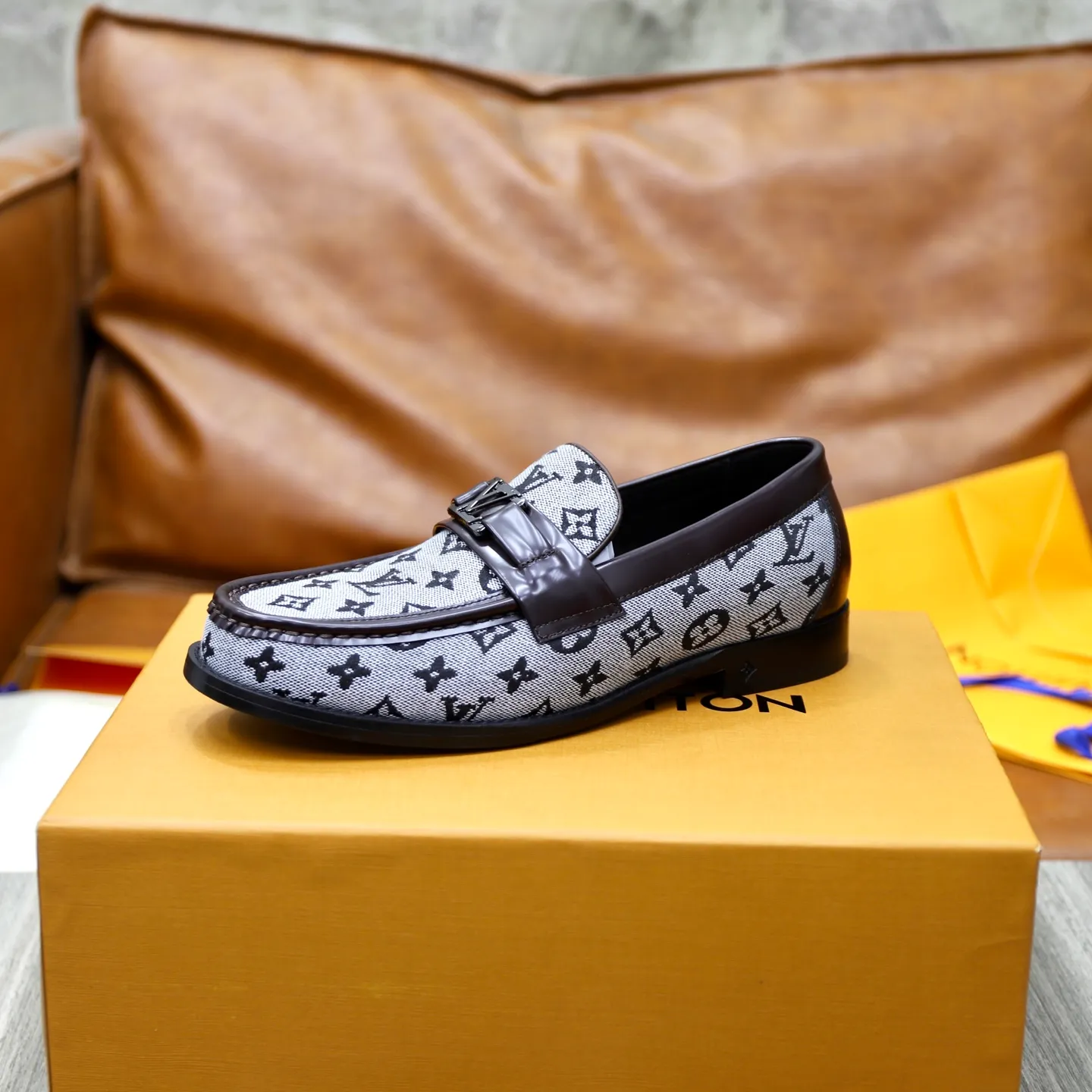 Men's shoes 💰: 💰900LV Louis Vuitton slip-on loafers, top quality products produced in Dongguan, ready for sale! This LV Glove loafer is made of selected soft cowhide, with a slightly wrinkled leather surface and a very high-end texture. Each pair is unique. The leather surface is light and soft, with a fine texture and good luster. It is a classic loafer style, with exquisite handmade mark stitching on the toe, and a square toe configuration to highlight the classic style. The horizontal band has hot-printed LV three-dimensional letters, semi-solid handcrafts and a genuine leather outsole, and a rubber patch on the heel to create wear-resistant performance and comfort. One of the must-have loafers for men! Comes with full original packaging! Code number: 38-39-40-41-42-43-44 (38, 45, 46 customized) standard leather shoe code